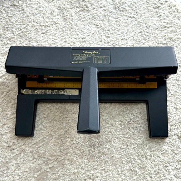 SWINGLINE Heavy Duty 3 Hole Punch- 40 Sheet Capacity - Gently Used - Picture 1 of 6